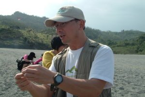 邱老師努力的講解這裏的石頭