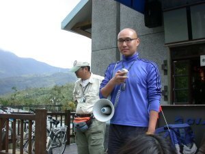 租用腳踏車時，這位仁兄會解釋怎樣正確使用腳踏車。