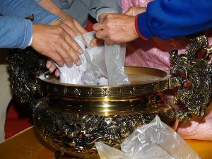 香爐的香灰就是這樣一袋一袋的裝進去