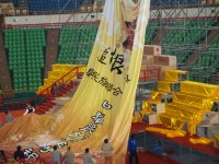 工作人員正在把祭祖大蓮位安上祭祖台