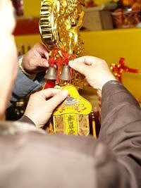 師父正在幫龍杖掛上配件