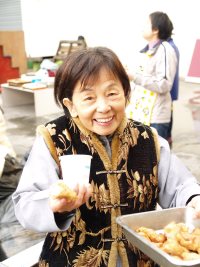 大師姐也一起在廚房忙