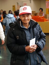 這位阿伯，一起來共襄盛舉。